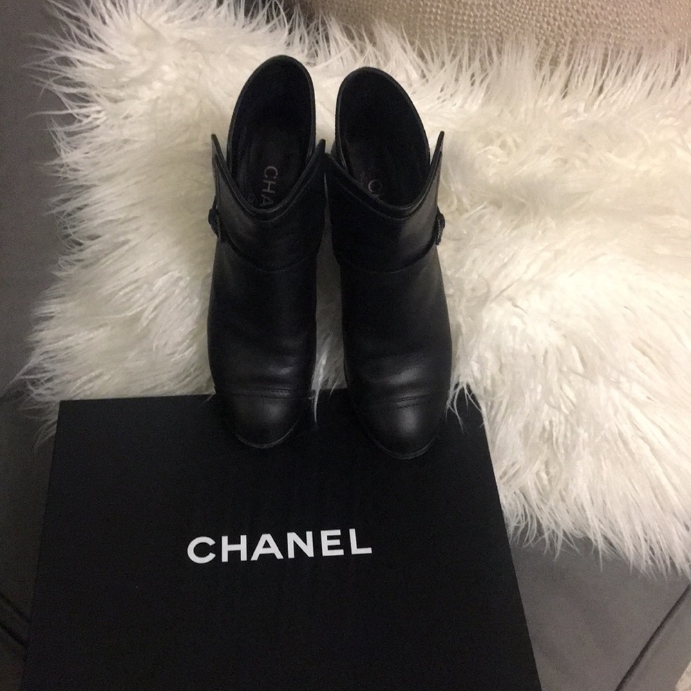 CHANEL CHANEL CHANEL!! Black boots! 😍❤️ - Picture 3 of 7